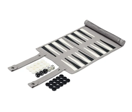 Un backgammon enroulable avec des pions blancs et noirs et des dés.