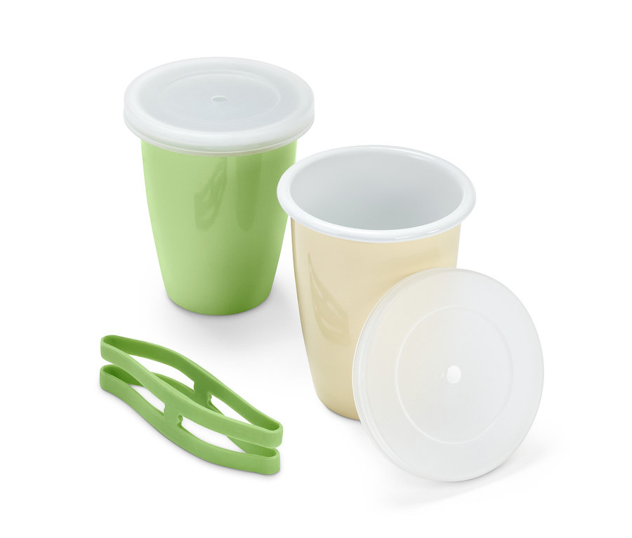 Deux gobelets de pique-nique avec couvercles, un vert et un crème, ainsi qu'un porte-gobelet vert.