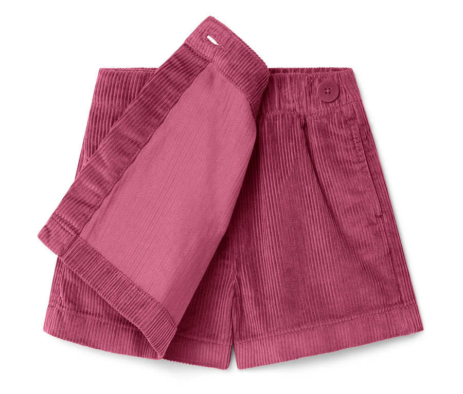 Gros plan sur un short en velours côtelé rose.