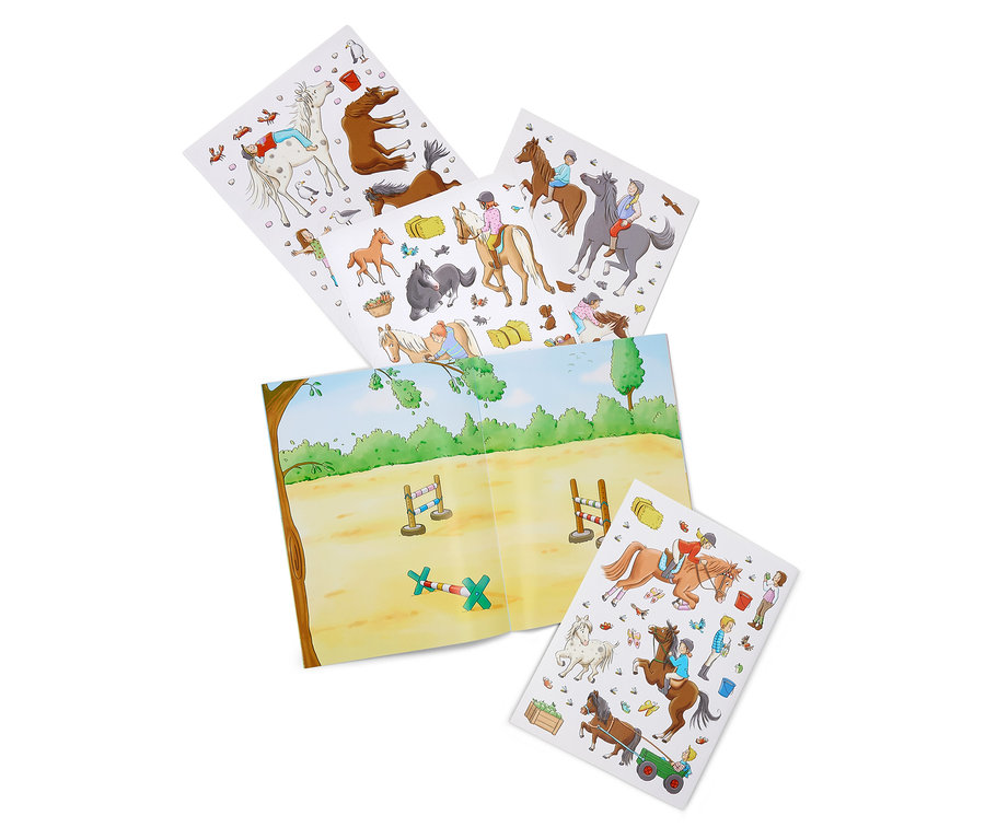 L'image montre un livre ouvert avec une illustration d'une arène équestre et quatre feuilles d'autocollants avec des motifs de chevaux et de cavaliers.