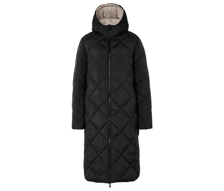 Un long manteau noir matelassé avec une capuche.