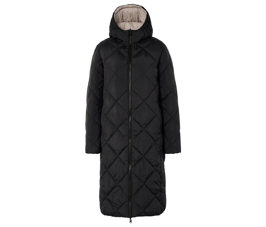 Un long manteau noir matelassé avec une capuche.