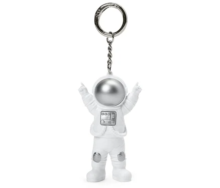 Porte-clés blanc en forme d'astronaute avec les bras tendus.