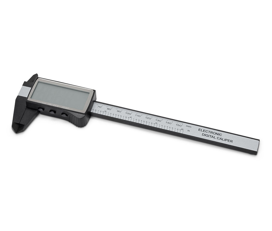 Un pied à coulisse numérique repose sur un fond blanc.