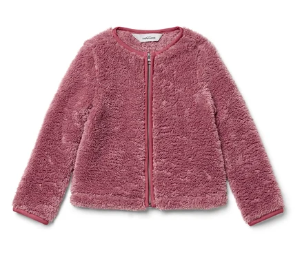 Une veste en polaire rose et duveteuse avec fermeture éclair sur fond blanc.