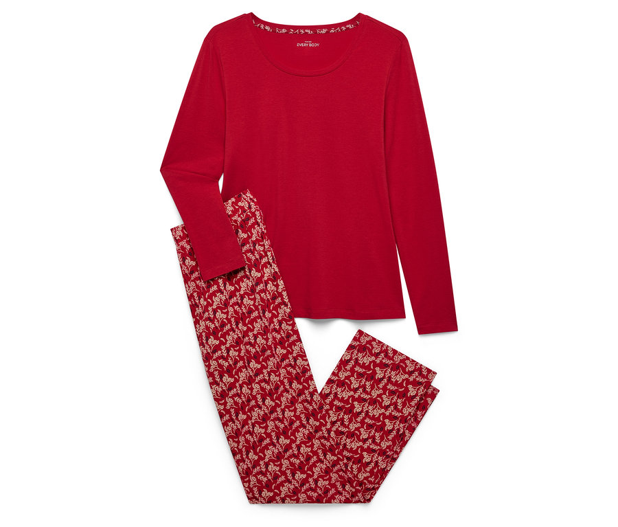 Pyjama rouge à manches longues et pantalon fleuri.