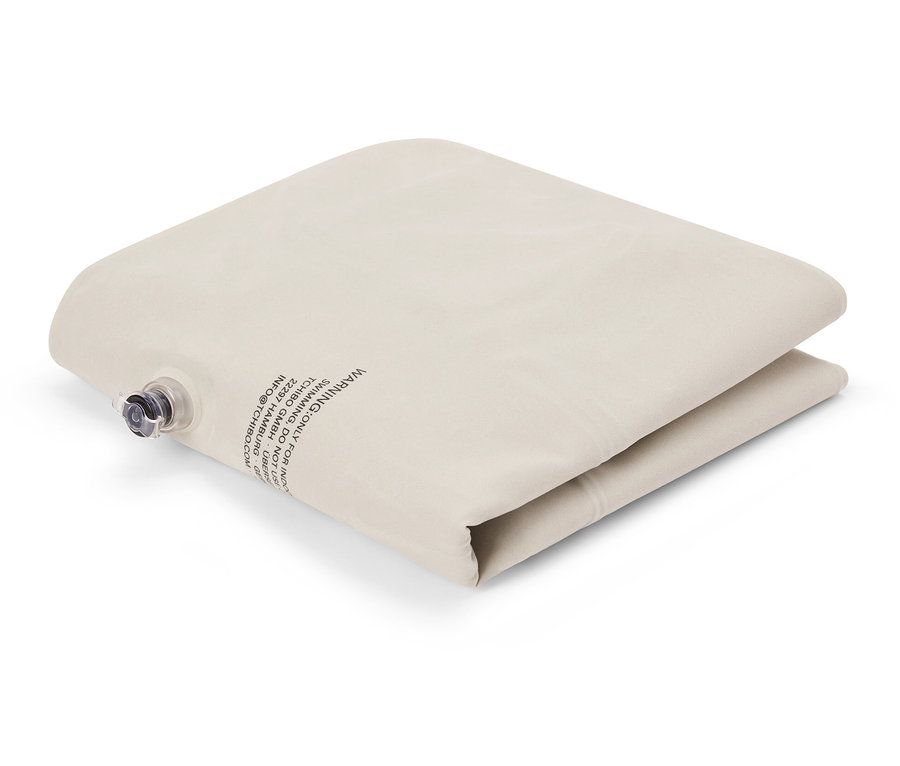 Housse beige pliée avec valve.