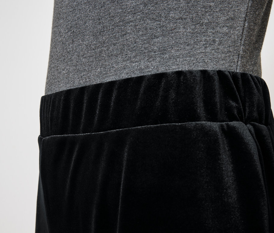 Jupe noire en velours avec haut gris.