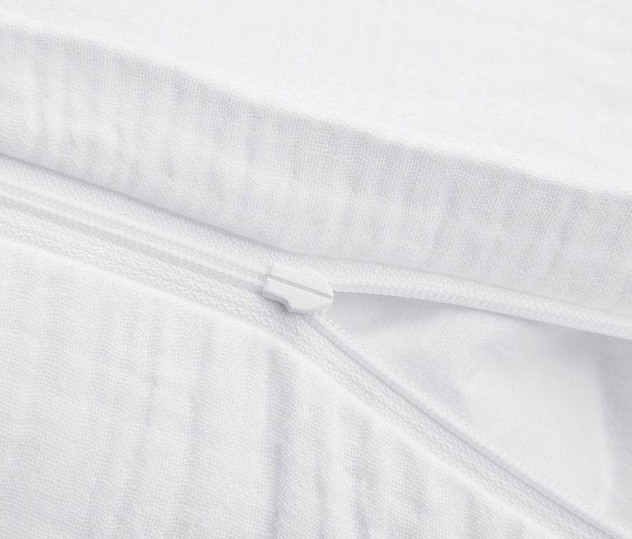 Gros plan d'une housse de couette blanche avec fermeture éclair.