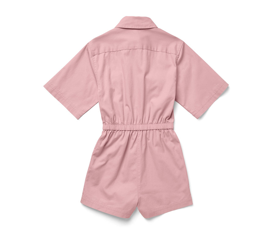 Combinaison rose pour enfant avec des manches courtes et un col.