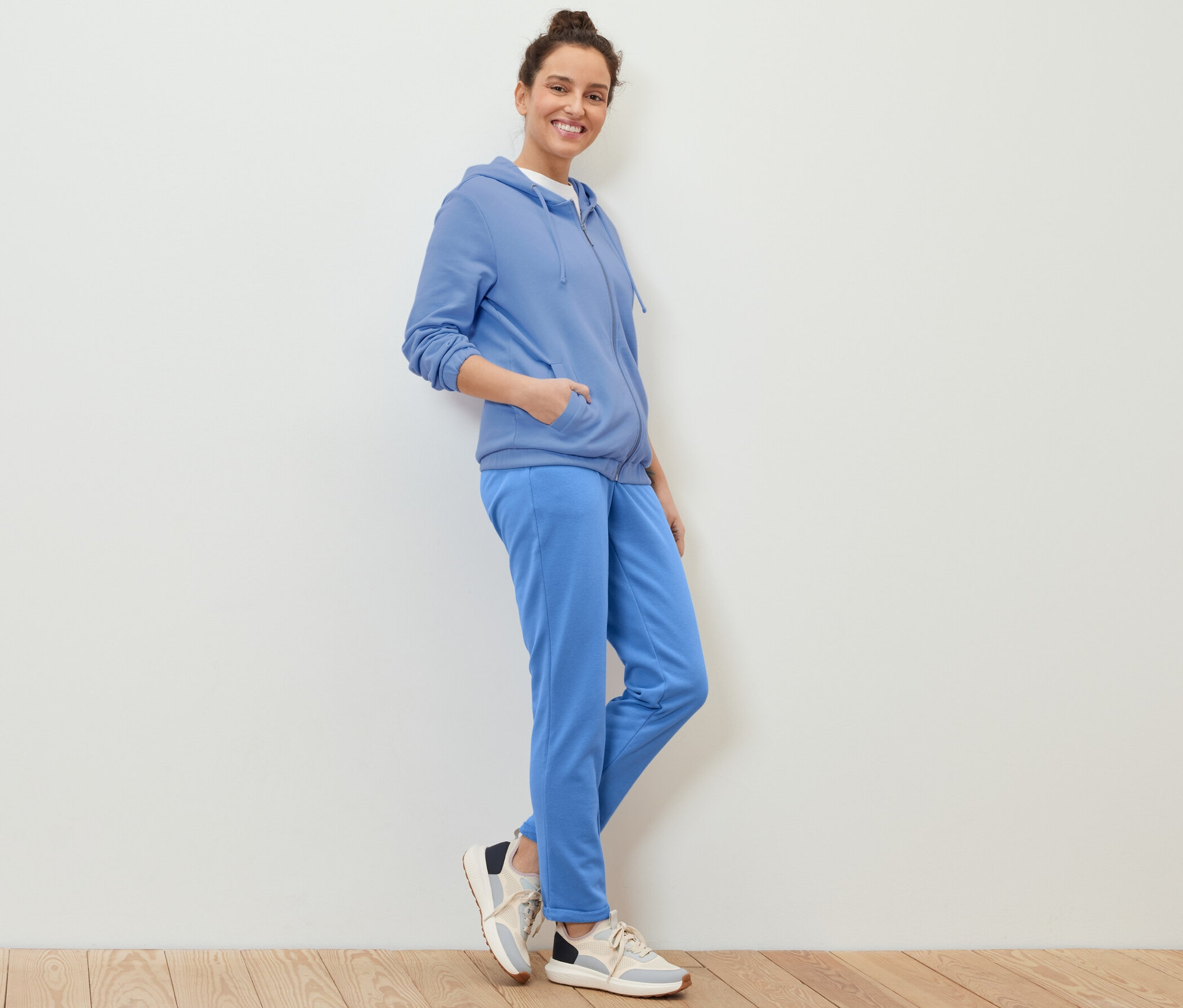 Femme posant en sweat à capuche bleu clair.