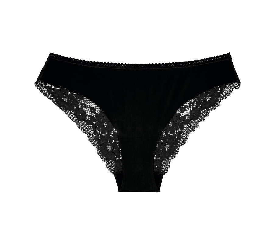 Slip Raw Cut « Nina » Passionata noir avec dentelle sur fond blanc.