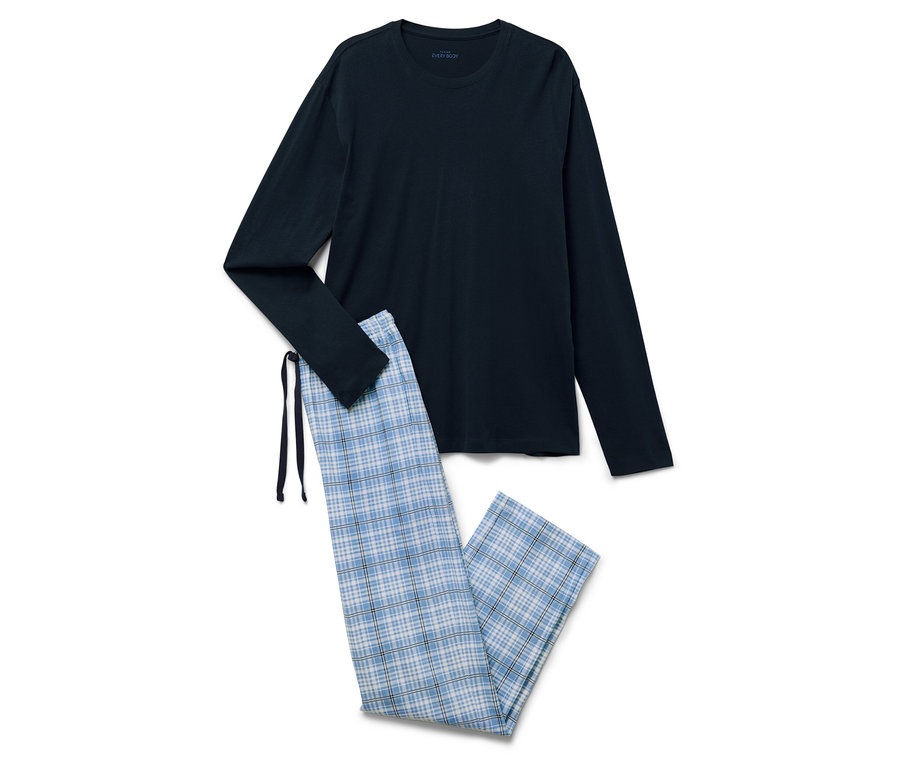 Un pyjama bleu marine à manches longues et un pantalon de pyjama à carreaux bleus sont posés sur un fond blanc.