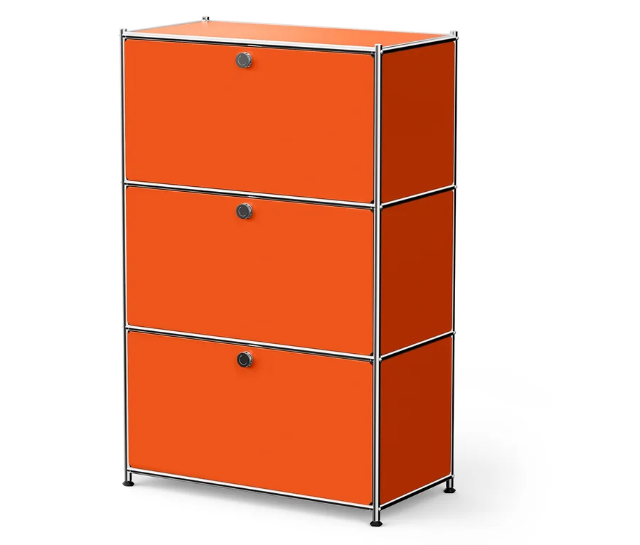 Armoire orange avec trois tiroirs et un cadre chromé.