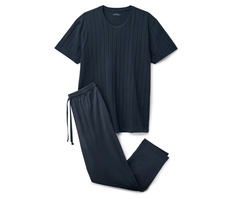 Un pyjama bleu marine composé d'un t-shirt et d'un pantalon posé sur un fond blanc.