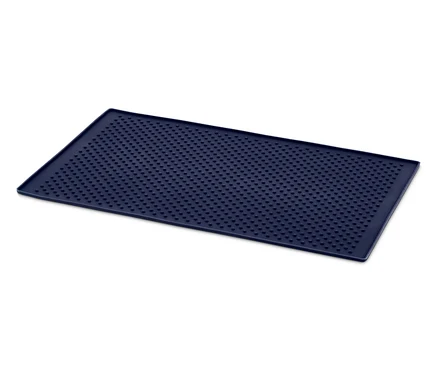 Tapis bleu rectangulaire avec de petits trous sur fond blanc.