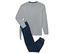 Un pyjama gris à manches longues et un pantalon de pyjama bleu marine avec cordon de serrage sont posés sur un fond blanc.