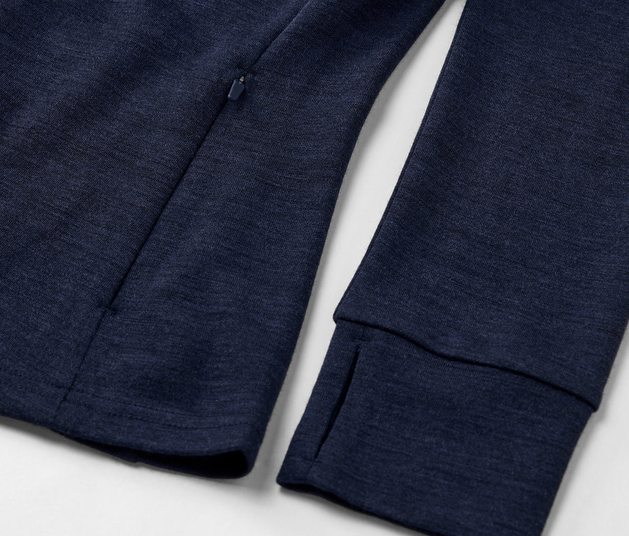 Gros plan sur une veste technique bleue avec laine certifiée RWS.