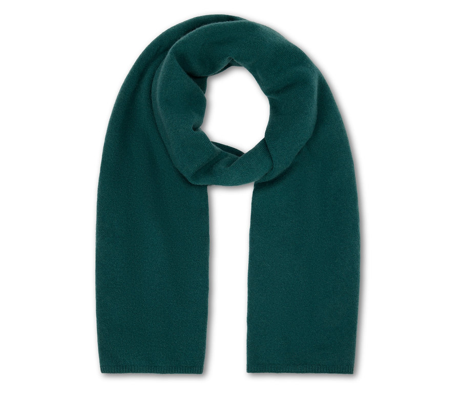 Un cachemire bleu pétrole est posé sur un fond blanc.