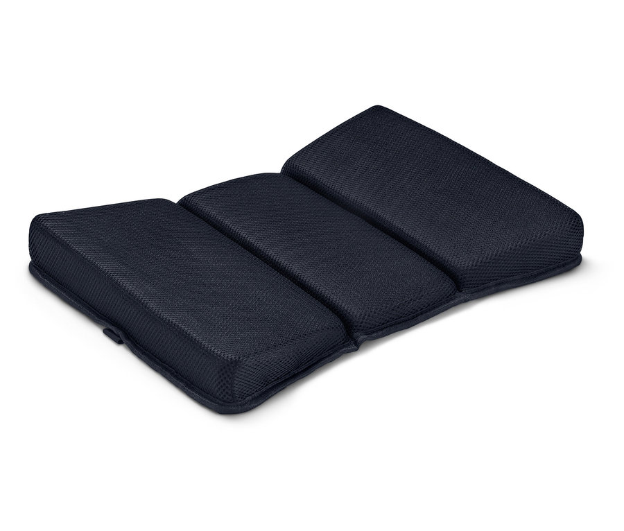 Coussin bleu marine composé de trois parties reliées sur fond clair.