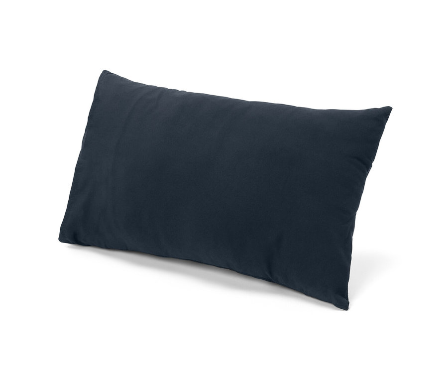 Un coussin de camping bleu marine est posé sur un fond blanc.