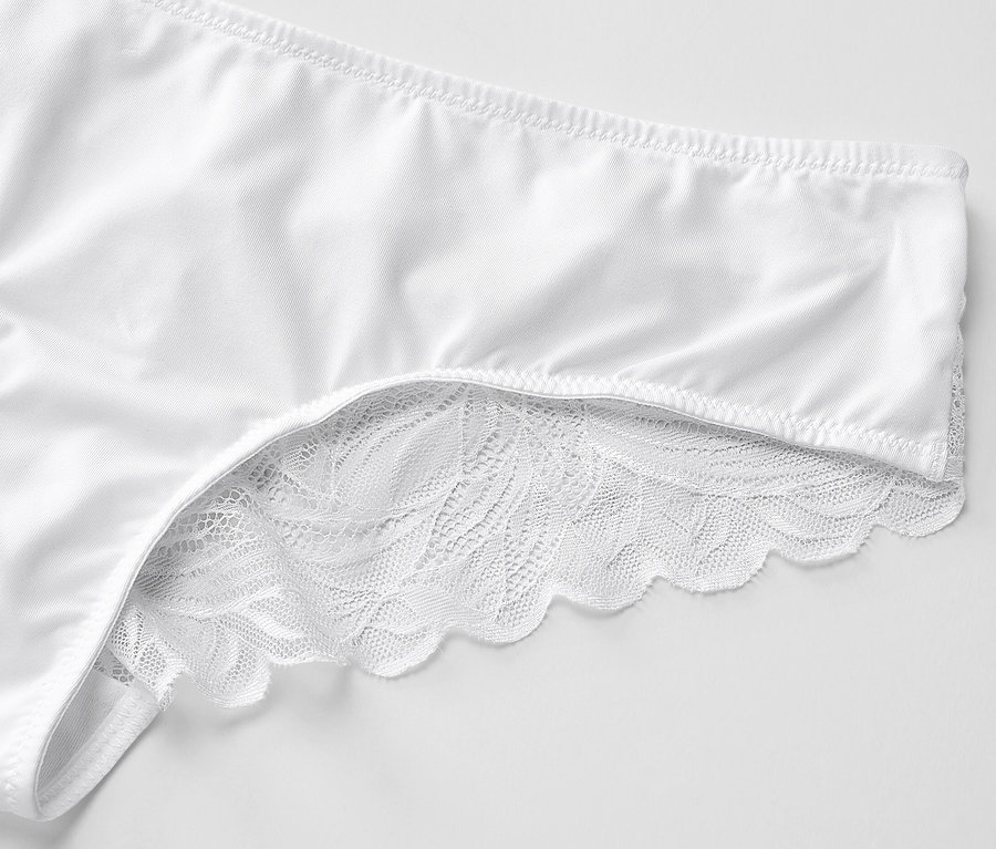 Vue détaillée de 2 slips brésiliens blancs avec de la dentelle.