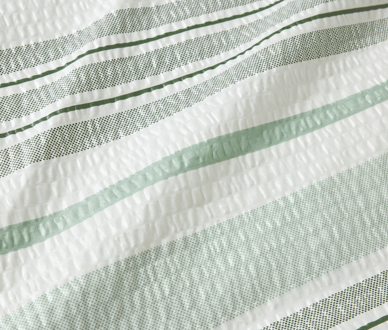 Gros plan sur la parure de lit en microfibre seersucker de taille normale avec des rayures blanches et vertes.