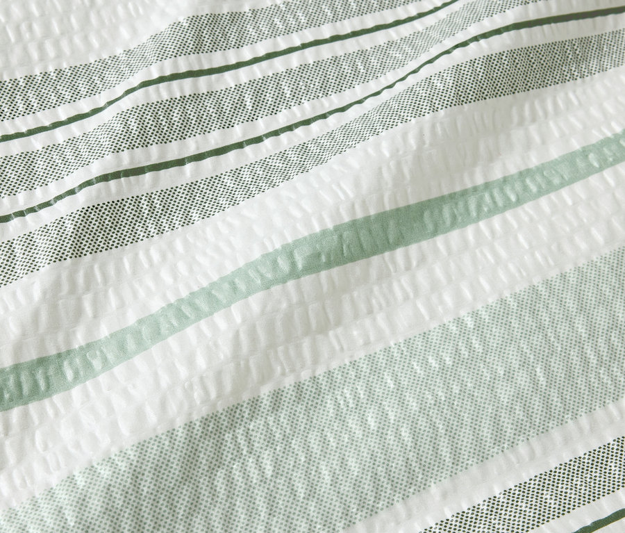 Gros plan sur la parure de lit en microfibre seersucker de taille normale avec des rayures blanches et vertes.
