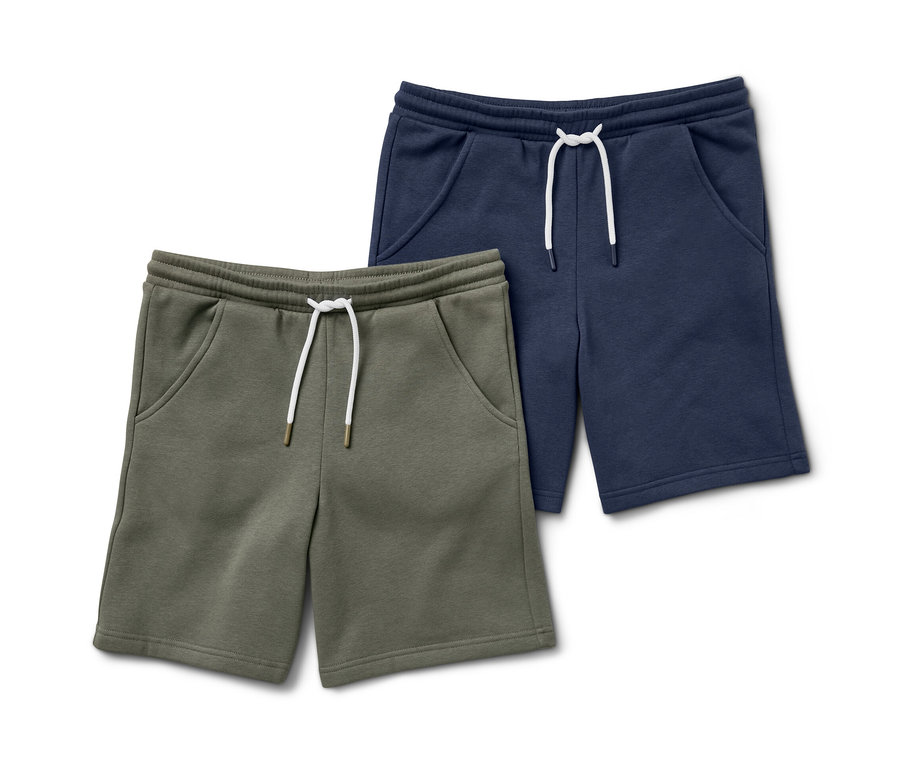 Deux shorts en sweat pour enfant : un vert olive et un bleu marine.