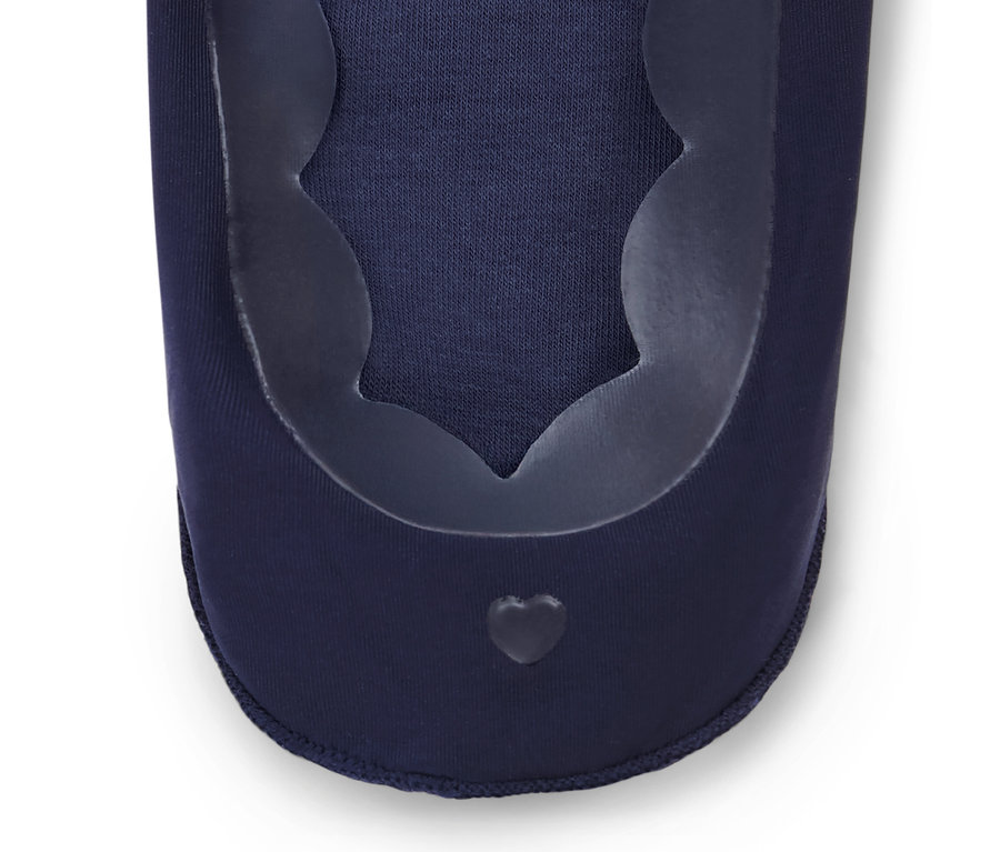 Gros plan d'une paire de socquettes Magic Cut bleu marine.