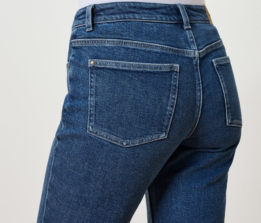 Détail de l'arrière d'un jean bleu avec des poches.