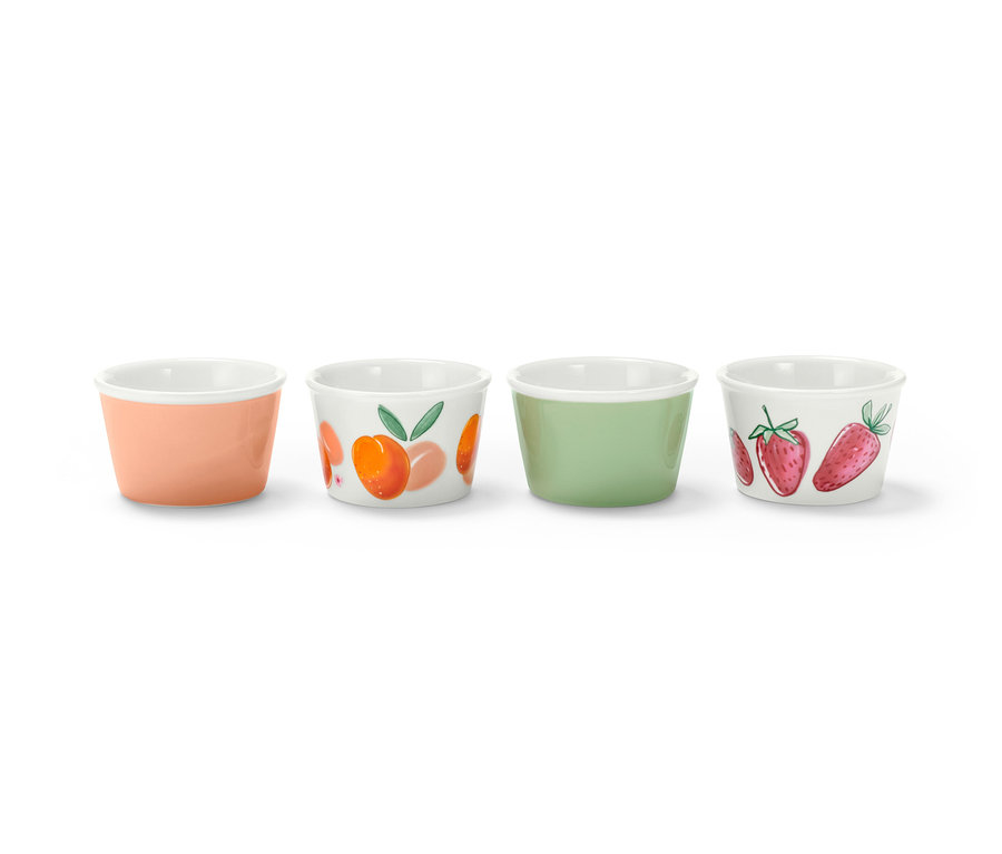 Quatre coupes à glace : unie orange, avec des pêches, unie verte et avec des fraises.