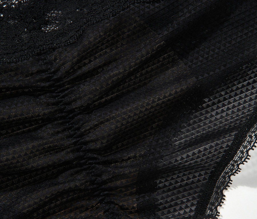 Gros plan sur une culotte en dentelle noire.