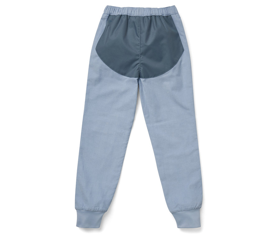 Pantalon bleu avec empiècement gris au dos.