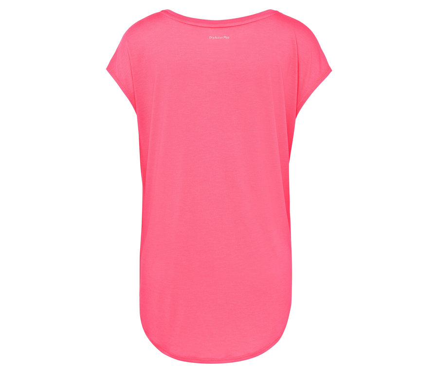Gros plan sur un t-shirt rose à manches courtes avec l'inscription Dry Active Plus.