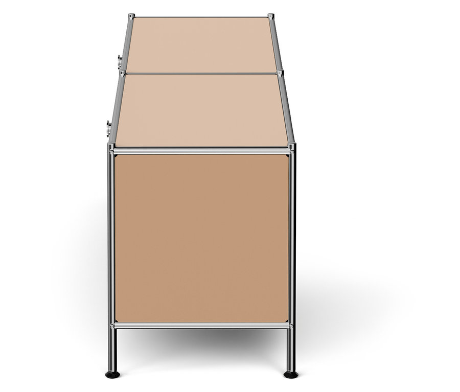 Armoire beige avec deux étagères et un cadre chromé sur fond blanc.