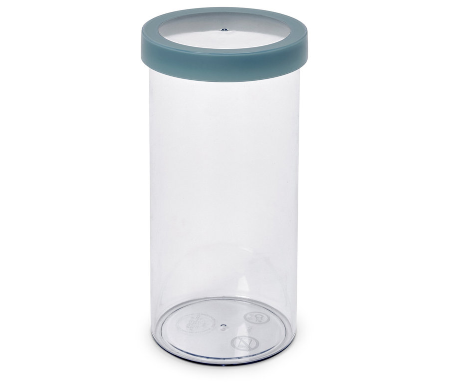 Récipient en plastique transparent vide avec couvercle gris-bleu.