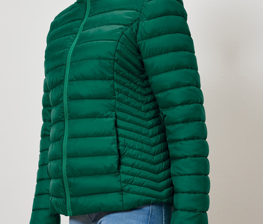 Doudoune matelassée verte avec poche.