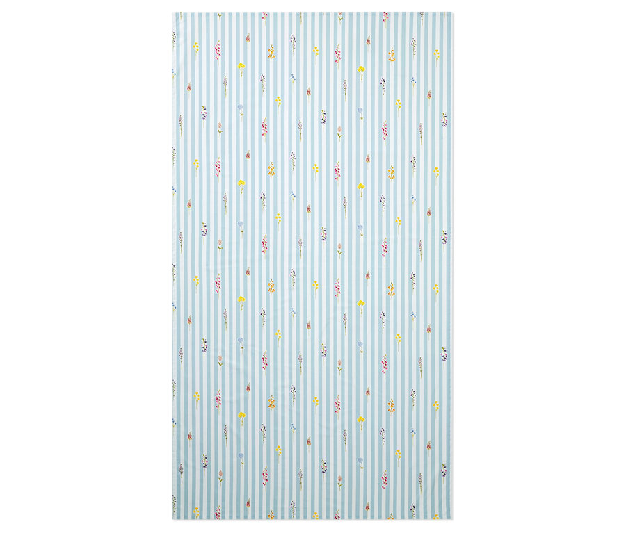 Un tissu bleu clair avec des rayures verticales blanches et de petits motifs floraux de différentes couleurs.