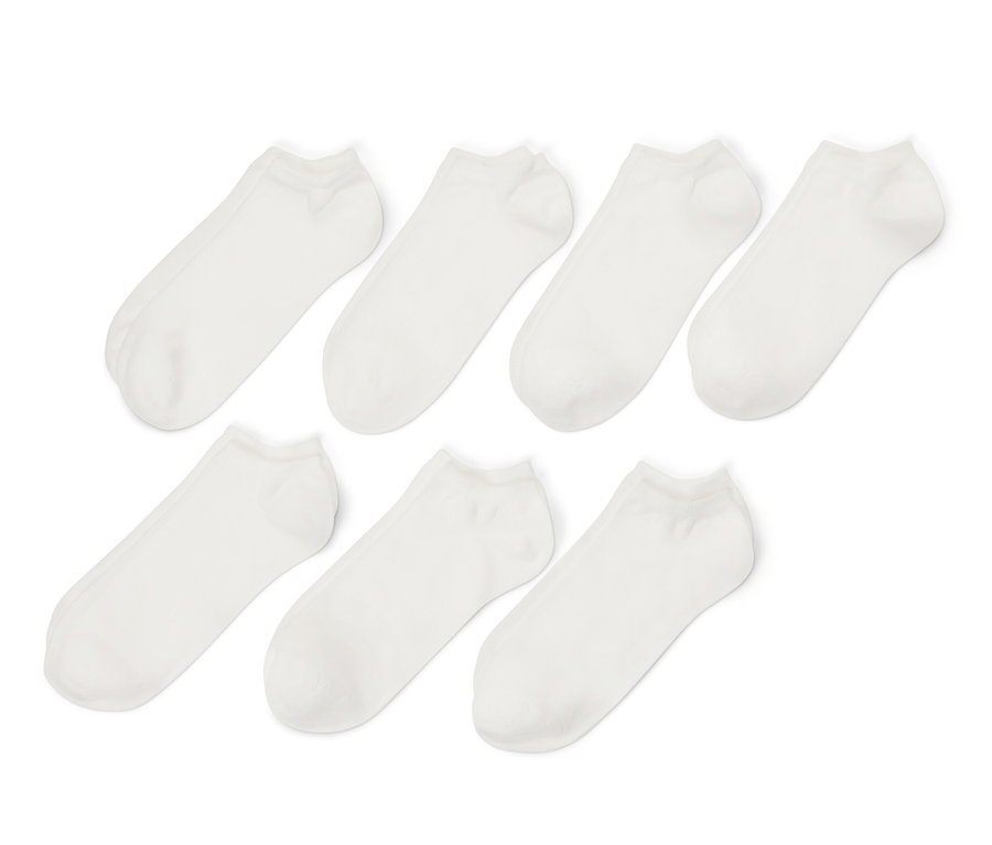 Sept paires de socquettes de sport blanches sur fond blanc.