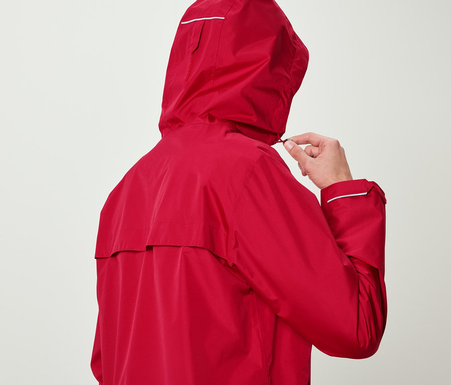 Homme ajustant la capuche d'une veste rouge.