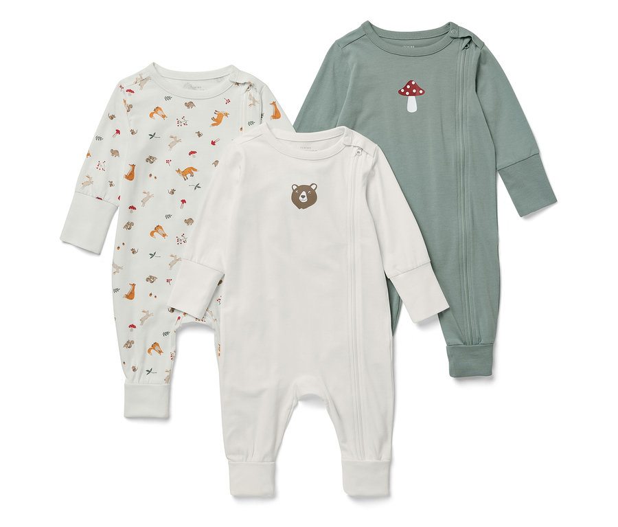 Trois grenouillères pour bébé : une avec un motif d'animaux de la forêt, une blanche avec un ours et une verte avec un champignon.