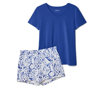 T-shirt bleu à côté d'un short à motifs bleus et blancs.