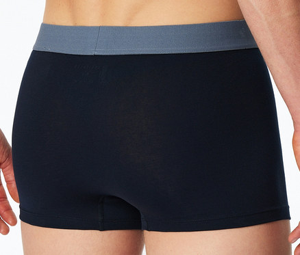 Vue de dos d'une personne portant un boxer SCHIESSER bleu foncé avec une ceinture grise.