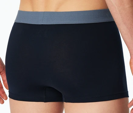 Vue de dos d'une personne portant un boxer SCHIESSER bleu foncé avec une ceinture grise.