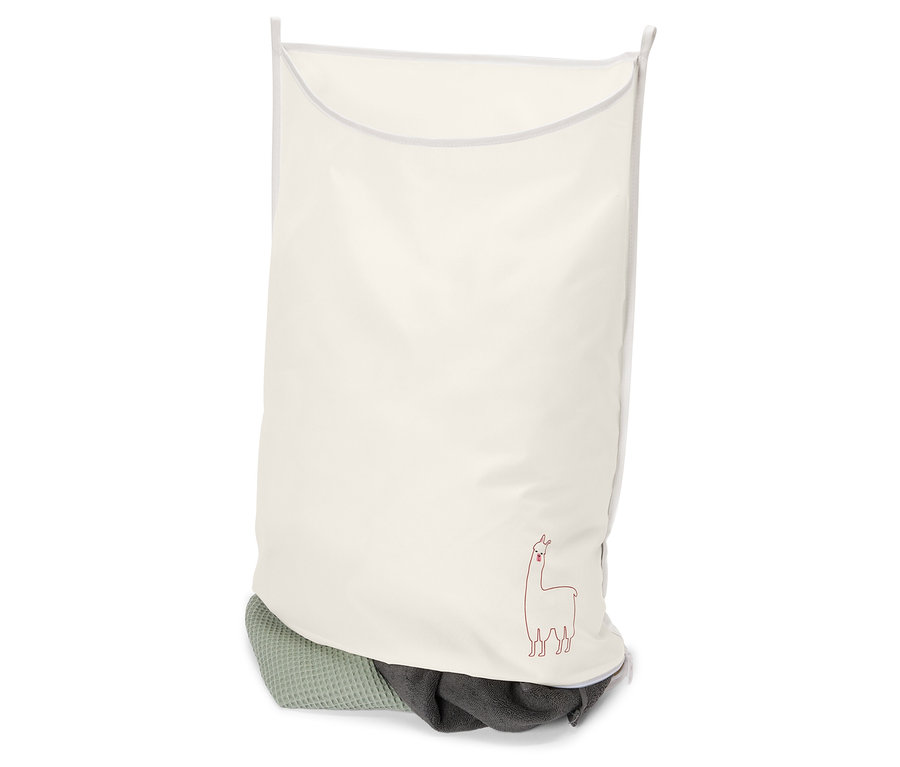 Panier à linge en tissu blanc avec un contour de lama rouge et du linge à l'intérieur.