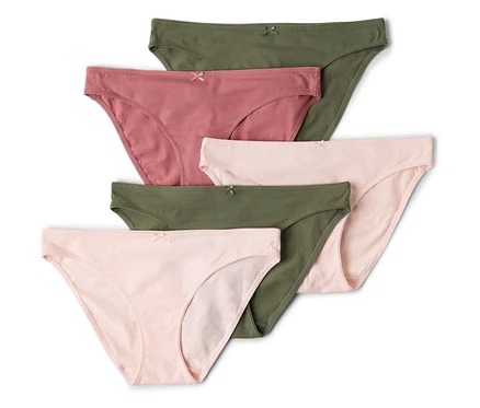 Slips en coton de différentes couleurs empilés avec détail de noeud.