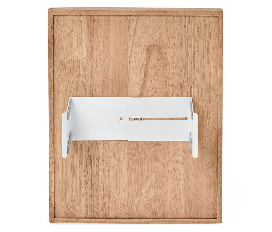 Gros plan d'un support mural en bois avec un support blanc.