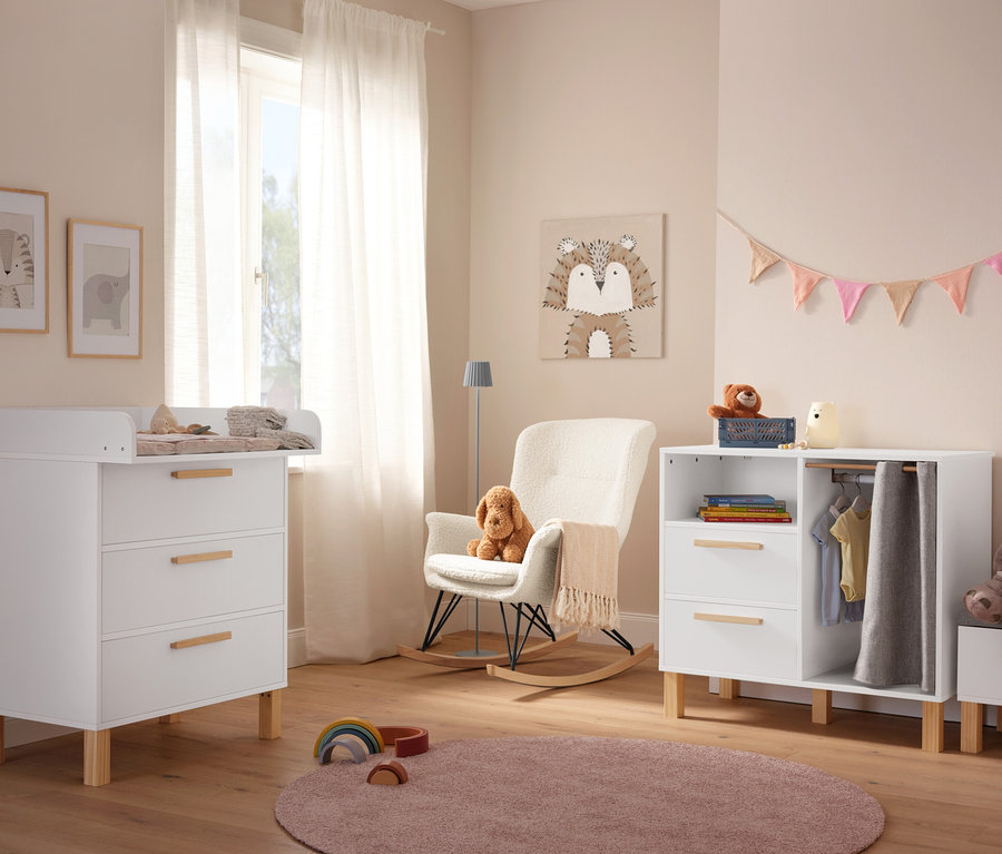 Une chambre d'enfant avec une chaise à bascule en tissu bouclette et un lampadaire d’extérieur à LED rechargeable, sauge.