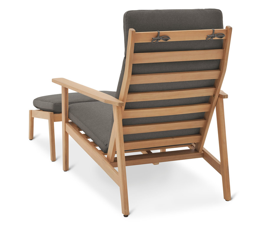 Vue arrière d'une chaise de jardin en bois avec des coussins gris et un repose-pieds.
